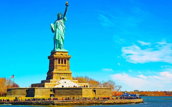 Isla de la Libertad y Estatua en Upper Bay reflejo — Foto de Stock