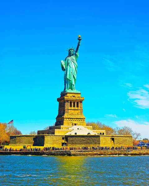 Estatua en Liberty Island en el reflejo de Upper New York Bay — Foto de Stock