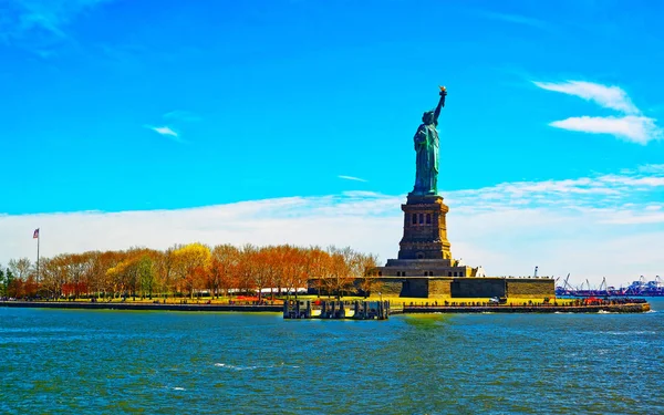 Estatua en Isla de la Libertad en el reflejo de Upper Bay — Foto de Stock