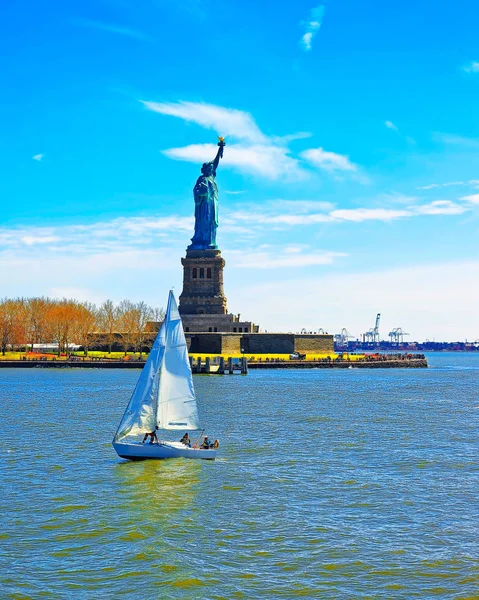 Barco à vela e Estátua da Ilha da Liberdade no reflexo da Baía Superior — Fotografia de Stock