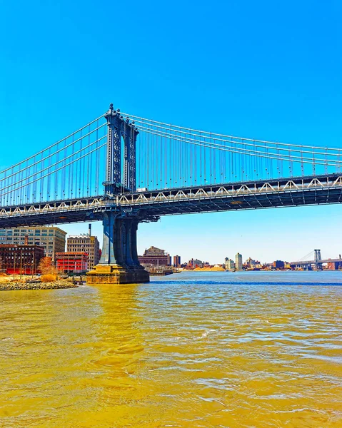Manhattan híd East River felett reflexszel — Stock Fotó