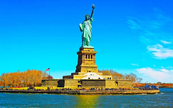 Isla Libertad y Estatua en Alto Reflejo de la Bahía de Nueva York — Foto de Stock