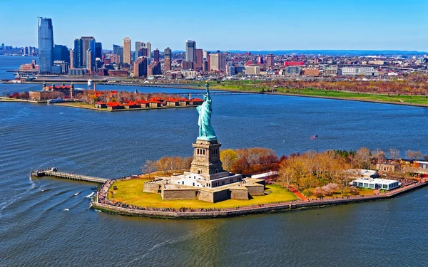 Рефлекс Статуи Свободы в Нью-Йорке с воздуха — стоковое фото