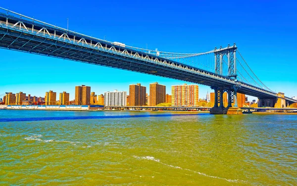 Panorámás kilátás a Manhattan híd East River reflex — Stock Fotó