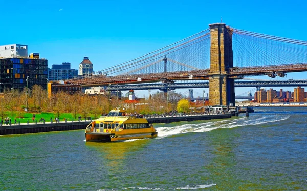 Komp a Brooklyn hídon és a Manhattan hídon East River reflex felett — Stock Fotó