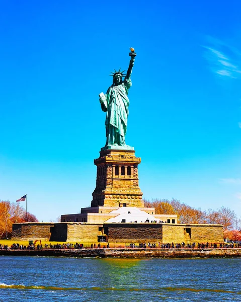 Isla Libertad y Estatua Reflejo de la ciudad de Nueva York — Foto de Stock