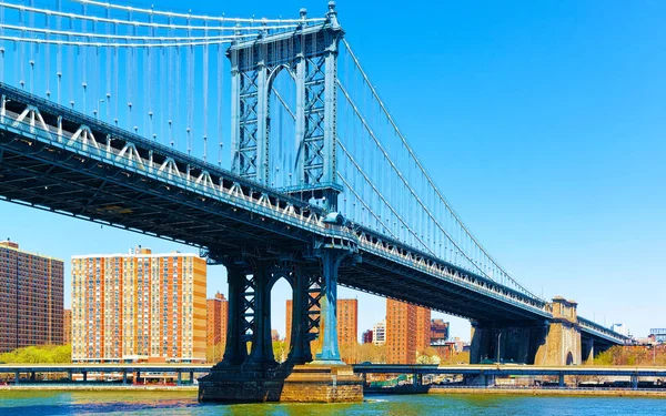Γέφυρα Μανχάταν πάνω από το East River με αντανακλαστικά — Φωτογραφία Αρχείου