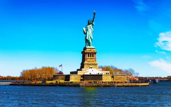 Isla de la Libertad y Estatua en Nueva York reflejo — Foto de Stock