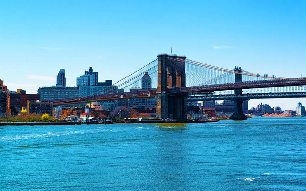 Γέφυρα Μπρούκλιν και Μανχάταν πάνω από το East River αντανακλαστικό — Φωτογραφία Αρχείου