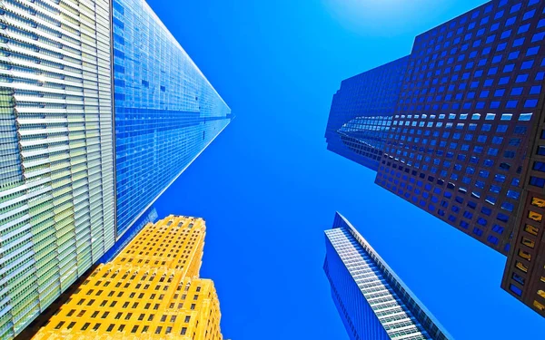 Vista de abajo hacia arriba de la Torre de la Libertad y el reflejo del Centro Financiero Mundial — Foto de Stock