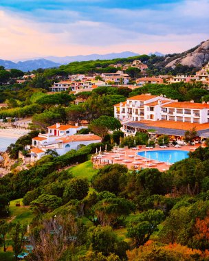 Baja Sardunya 'daki manzara lüks tatil beldesi Costa Smeralda refleksi