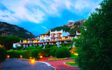 Kosta Smeralda 'daki Baja Sardinya tatil beldesinde akşam refleksi