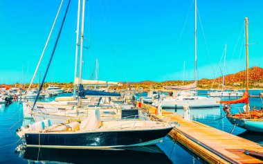 Akdeniz 'deki Villasimius Limanı' ndaki tekneler Sardunya Adası İtalya refleksi