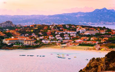 Peyzaj ve manzara Baja Sardunya lüks tatil beldesi Costa Smeralda refleksi