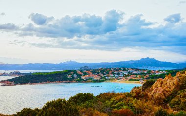 Baja Sardinya Plajı 'nda gün batımı Costa Smeralda refleksi