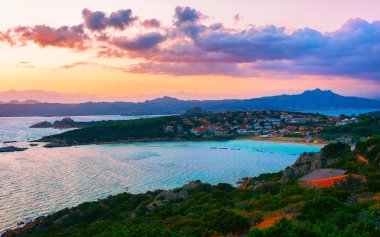 Baja Sardinya Plajı 'nda gün batımı Costa Smeralda refleksi