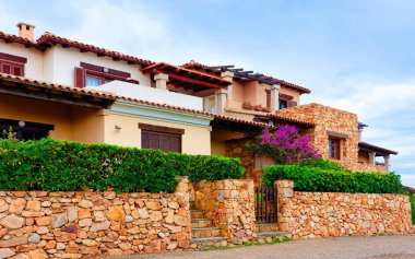 Capo Coda Cavallo refleksindeki ev ve kır evi sahnesi