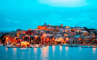 Sardunya 'nın İtalya refleksi üzerine Akdeniz' in akdeniz manzarası ve mimarisi