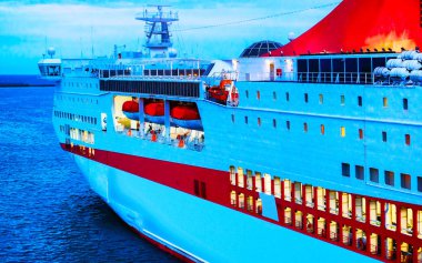 Büyük araba ve yolcu feribotu Cagliari alacakaranlık refleksi limanında.