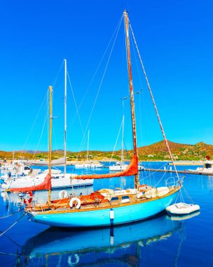 Villasimius Akdeniz'de gemileri ile Eski Sardunya Marina