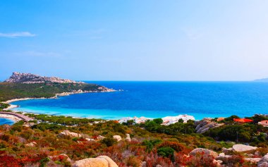 Manzara ve yol ve sahil Capo Testa Santa Teresa Gallura refleksi