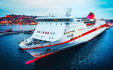 İtalya 'nın Cagliari Sardunya adasında Akdeniz' de seyir gemisi