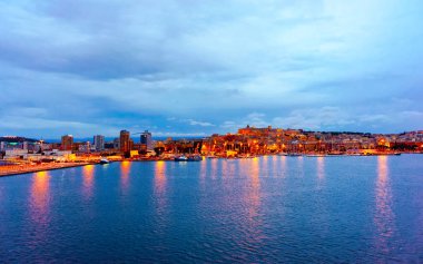 Alacakaranlık refleksiyle Cagliari 'de gemileri olan Marina.