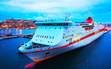 Cagliari limanında büyük bir araba ve yolcu feribotu var.