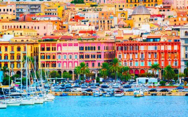 Cagliari refleksinde Akdeniz 'de marinalı şehir manzarası
