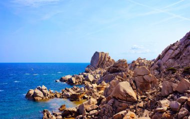 Capo Testa refleksinde Akdeniz 'de taşlar ve kayalar