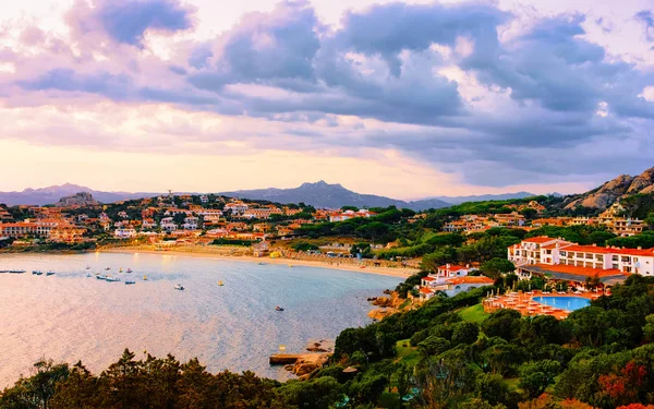 Paisagem e Baja Sardenha resort de luxo de reflexo Costa Smeralda — Fotografia de Stock