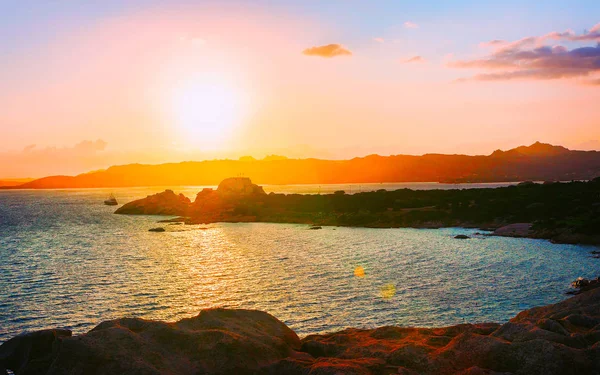 Salida del sol en Capo Ferro en la Costa Esmeralda reflejo del mar Mediterráneo — Foto de Stock