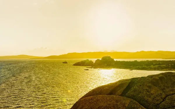 Salida del sol en Capo Ferro Costa Esmeralda reflejo del mar Mediterráneo — Foto de Stock