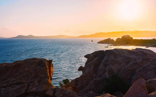 Sonnenaufgang im Capo Ferro an der Costa Smeralda Mittelmeerreflex — Stockfoto