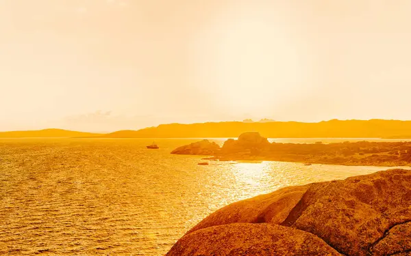 Puesta de sol en Capo Ferro en el Mar Mediterráneo Costa Esmeralda Italia reflejo — Foto de Stock
