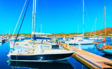 Villasimius Cagliari Güney Sardunya refleksi ile liman