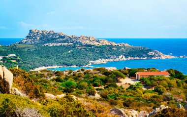 Capo Testa refleksinde Akdeniz 'de dağlarla çevrili manzara