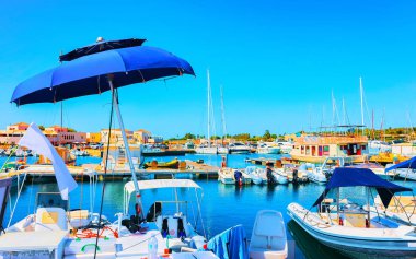 Villasimius Cagliari Güney Sardunya refleksi olan liman