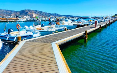 Akdeniz 'deki gemileri Villasimius refleksine sahip Eski Sardunya Limanı