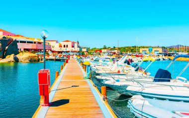 Akdeniz Sardunya Adası refleksinde Tekneler ve Villasimius Marina