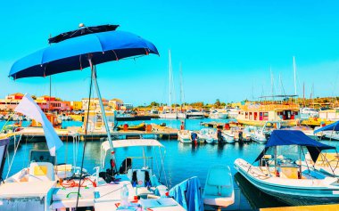 Akdeniz Sardunya Adası 'ndaki Botlar ve Villasimius Limanı İtalya refleksi
