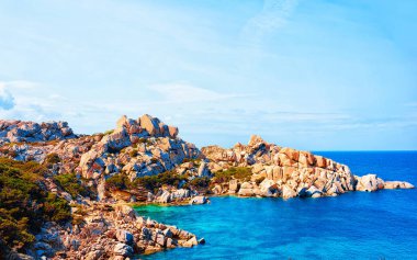 Capo Testa 'daki kayalar Santa Teresa Gallura Akdeniz refleksi