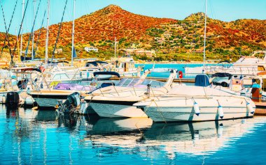 Akdeniz 'deki Villasimius Marina' daki tekneler Sardunya Adası İtalya refleksi