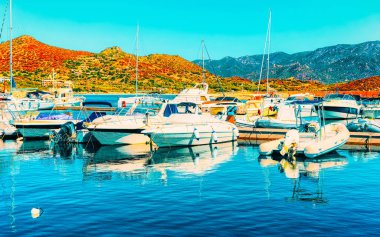 Akdeniz 'deki Villasimius Limanı' ndaki tekneler Sardunya Adası İtalya refleksi
