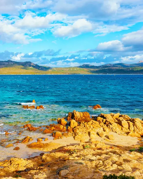 Romantischer sonniger sonnenaufgang am capriccioli strand von costa smeralda reflex — Stockfoto