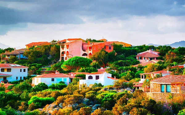 Архитектура и природа Нижней Сардинии на рефлексе Коста Смеральда — стоковое фото
