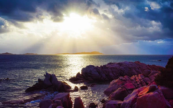 Sol bajo las nubes Capriccioli Playa Costa Smeralda Cerdeña reflejo — Foto de Stock