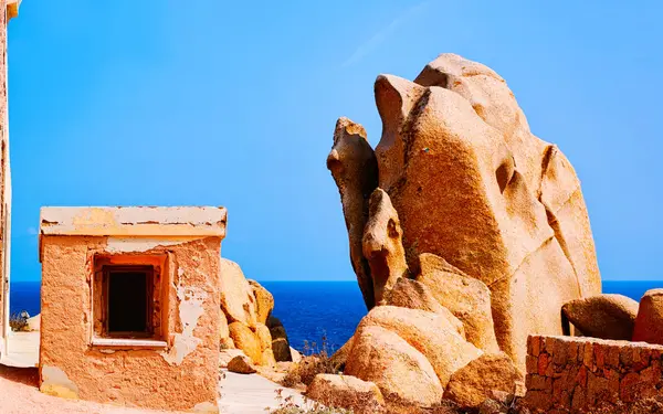 Piedras y rocas cerca del mar Mediterráneo en Capo Testa reflex —  Fotos de Stock