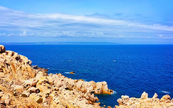 Камни и камни на Средиземном море в рефлексе Capo Testa — стоковое фото