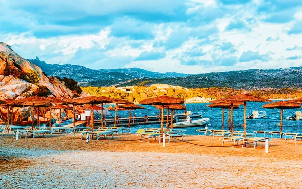 Capriccioli Praia e Mar Mediterrâneo na Sardenha em Itália reflexo — Fotografia de Stock